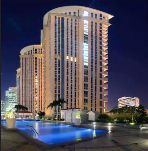 Luxury Bgc Condo In Taguig, Mckinley - Covered Parking And Wifi Free Exterior foto