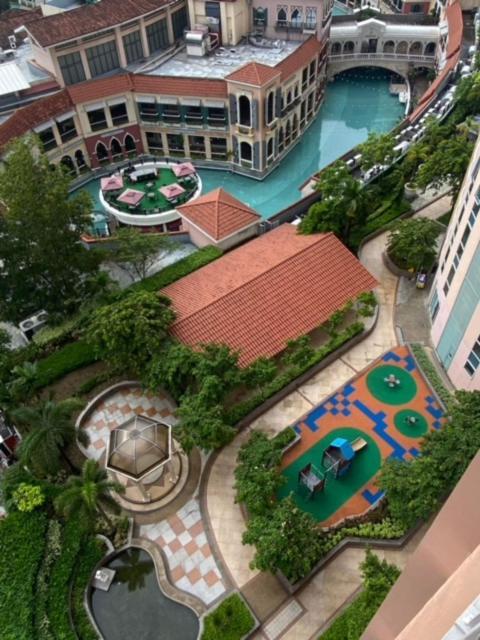 Luxury Bgc Condo In Taguig, Mckinley - Covered Parking And Wifi Free Exterior foto