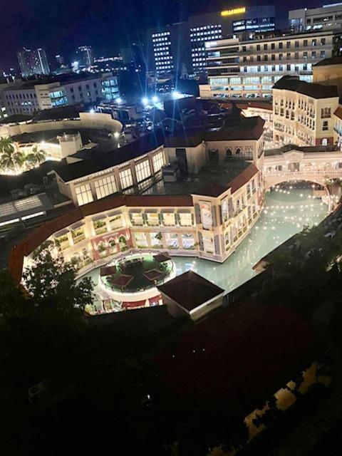 Luxury Bgc Condo In Taguig, Mckinley - Covered Parking And Wifi Free Exterior foto